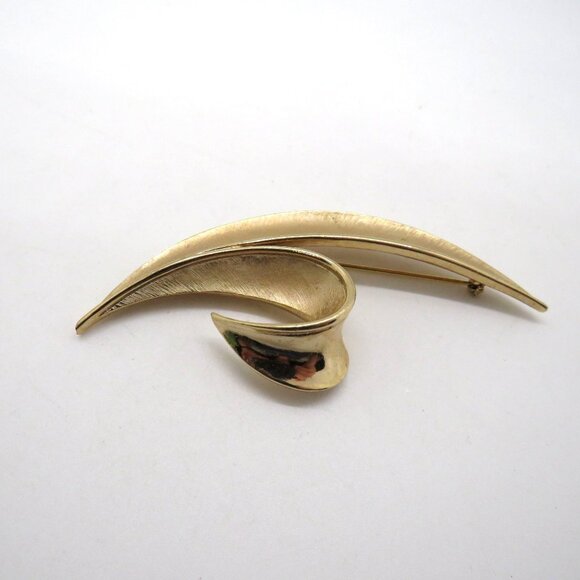 Vintage Crown Trifari Brooch Gold Tone Abstract Leaf Style 3" Pin - Picture 2 of 9
